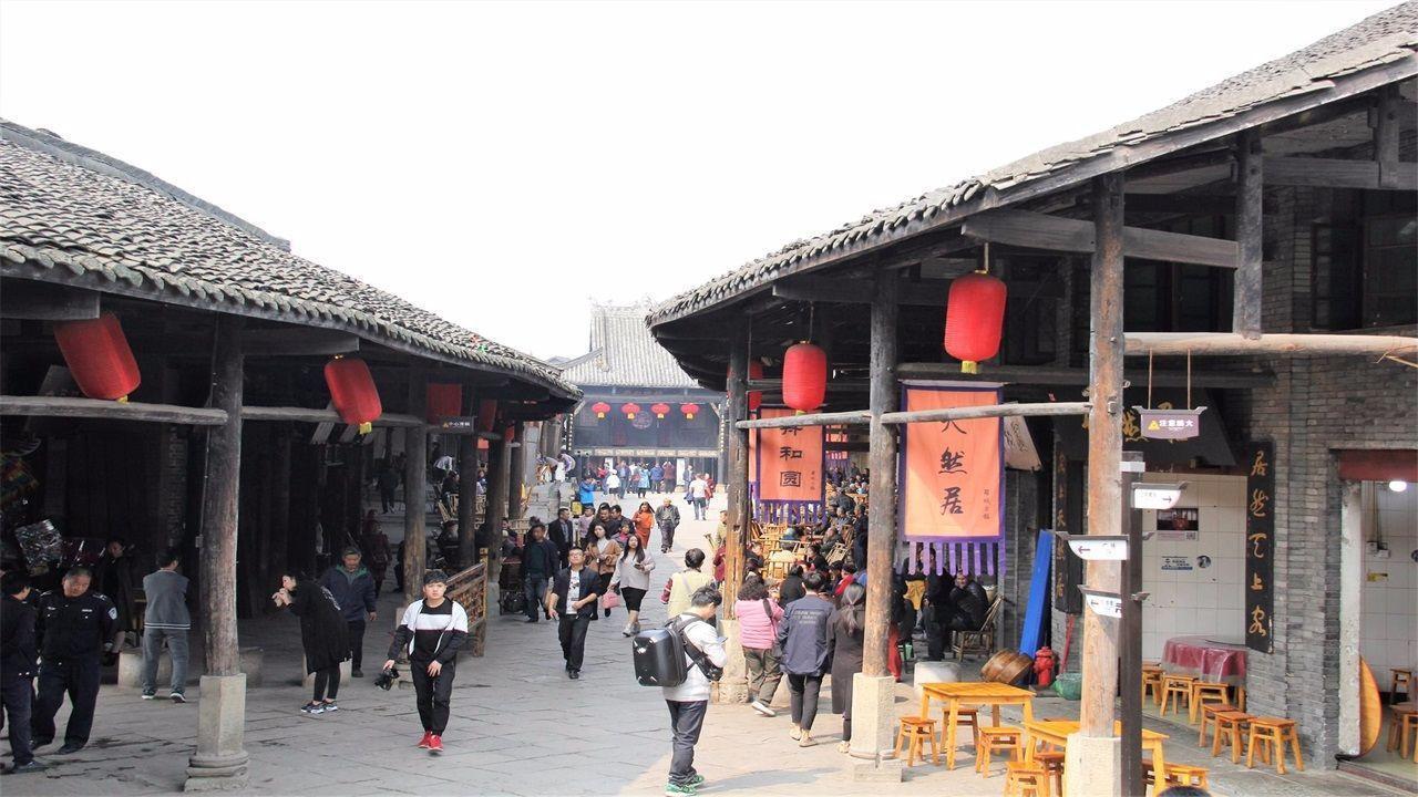人民日报、人民网探访新疆乌什县亚曼苏乡中心幼儿园安置点（图）